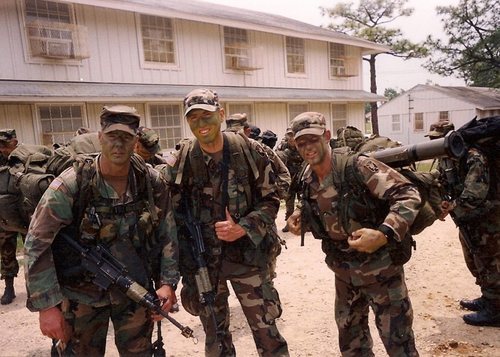 Jason McCarthy (en el centro), se enroló en las Fuerzas Especiales norteamericanas tras los atentados del 11-S.