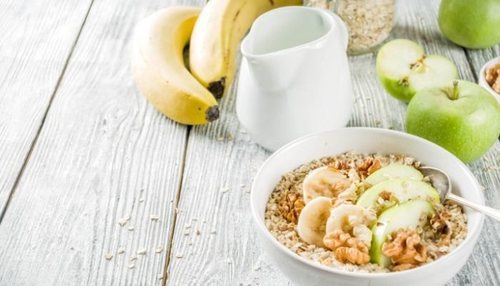Copas de avena con leche es un desayuno caliente y fácil de preparar para los días de frío.