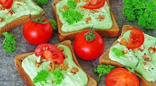 La opción salada se puede basar en una tostada y añadirle queso , con lo que obtendríamos el lácteo y los cereales.