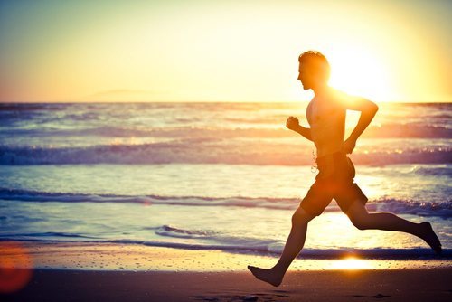 Correr cuando el sol sale o se pone en la playa es un momento único.